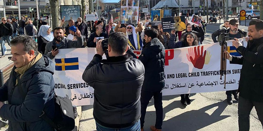 İsveç'te çocukları ellerinden alınan Müslüman aileler gösterilerine devam ediyor