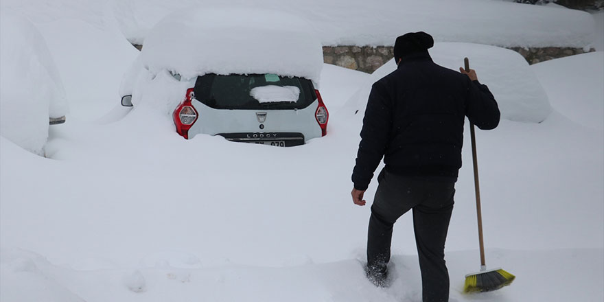 Kastamonu'da kar kalınlığı 1,5 metreyi geçti