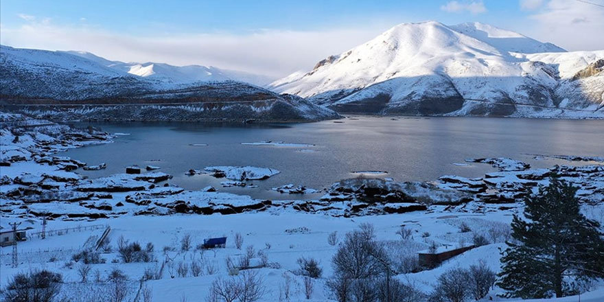 Çelikhan'ın 'yüzen adalar'ı dondu