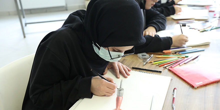 Bursa'daki imam hatip lisesinde geleneksel ve modern sanatlar bir arada öğretiliyor