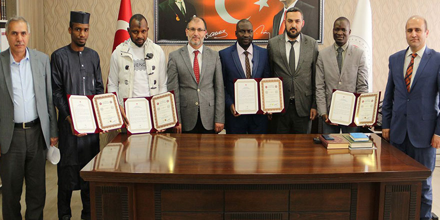 Eğitimini tamamlayan hafızlar belgelerine kavuştu