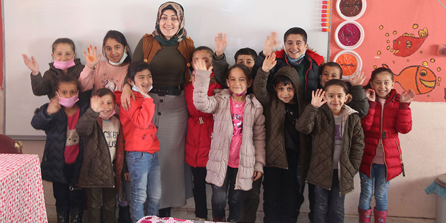 Şefkatli öğretmen Berna, sobayı yakıp okul yolunu kardan temizleyerek öğrencilerini karşılıyor