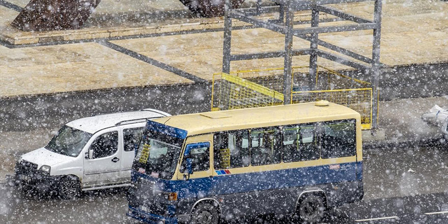 Ankara yeniden beyaz rahmete büründü
