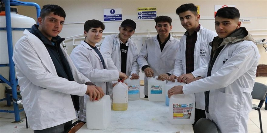 Batmanlı öğrenciler, tıbbi alet ve cihazların temizliği için dezenfektan üretiyor