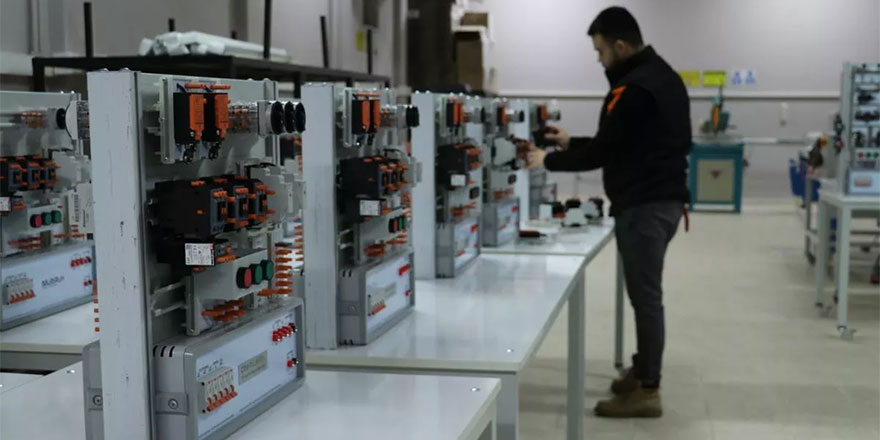 Bursa'daki 'çevre dostu' meslek lisesi okullara enerjiden tasarruf ettiriyor