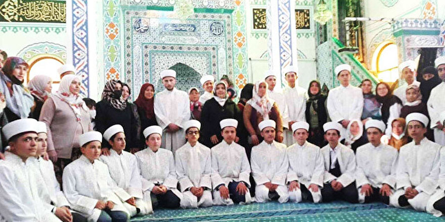 Aydın'da 26 hafız dualarla cübbesini giydi