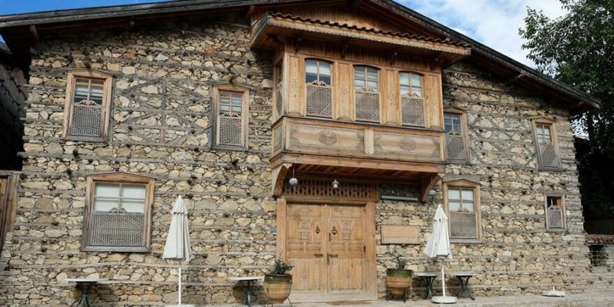 Antalya'nın düğmeli evleri: Harçsız ayakta duruyor