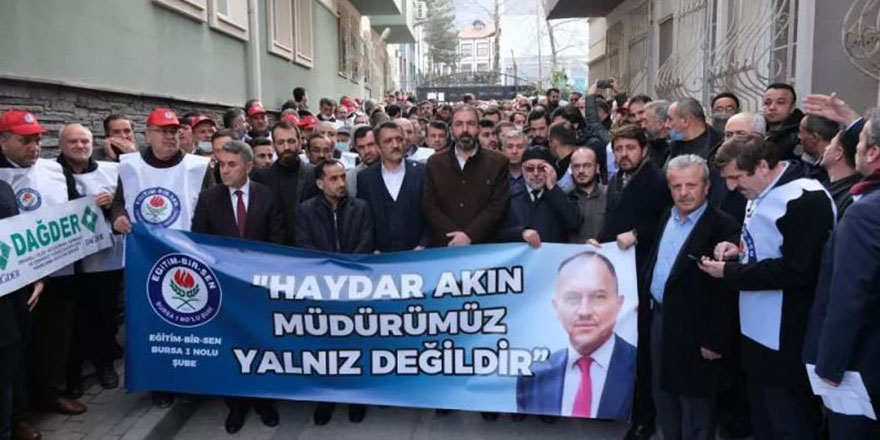 Kız-erkek ayrı otursun dediği için açığa alınan müdür görevine döndü