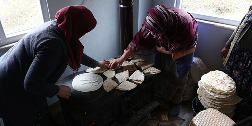 Karadenizli kadınlar ramazanda tüketilecek lezzetleri imece usulüyle hazırlıyor