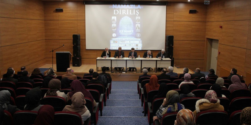 Üniversitede namaz paneli: Kainatın yaratılmasının sebebi, kalbin ve ruhun gıdası namazdır