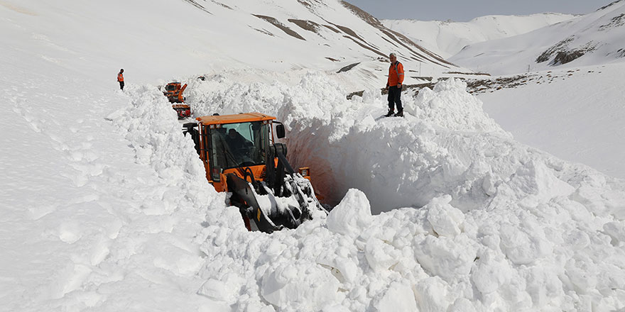 Muş'ta 8 metreyi bulan karlı alanı temizleme çalışması devam ediyor