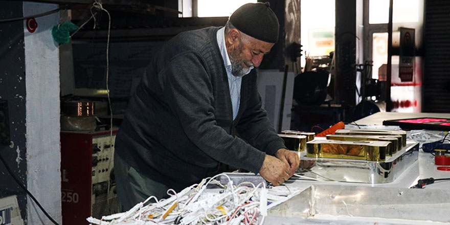 'Okumanın yaşı yoktur' diyen Cezmi amca 72 yaşında liseye başladı