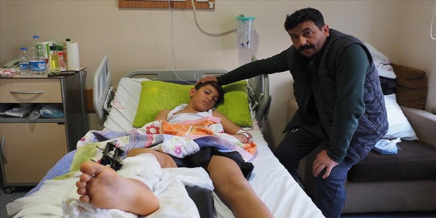 Sahipsiz köpeklerden kaçarken cipin altında kalan bisikletli çocuk yaralandı