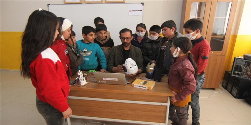 Van'da öğretmen ve öğrencileri "Pinokyo" adını verdikleri robot tasarladı