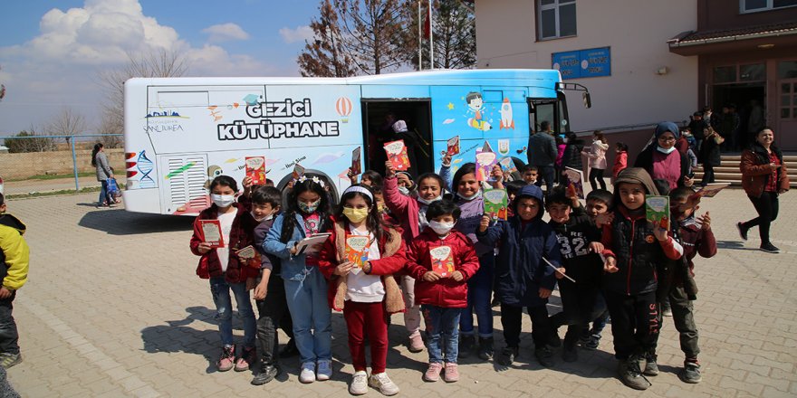 Gezici kütüphaneyle 4 yılda 100 bin öğrenci kitapla buluştu