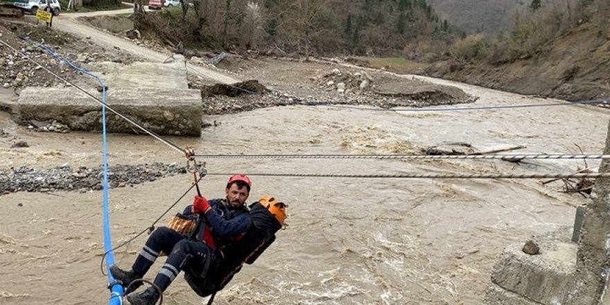 Köprüsü selde yıkılan köydeki hasta çay üzerinden halatlarla karşıya geçirildi