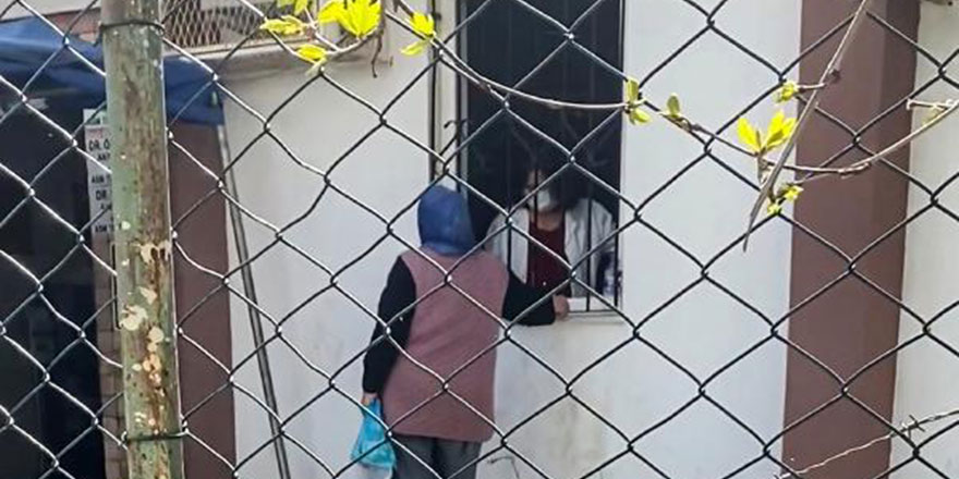 Sağlık merkezinde içeri alınmayan hastalar pencereden muayene ediliyor