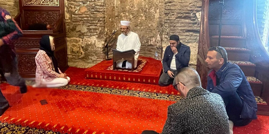 Ezan sesinden etkilenen Ukraynalı kadın Müslüman oldu