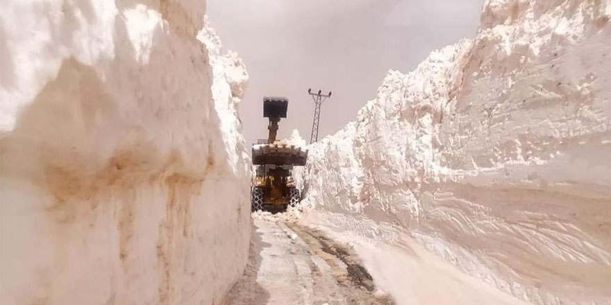 8 metre yüksekliğindeki karı temizlemeye çalışıyorlar