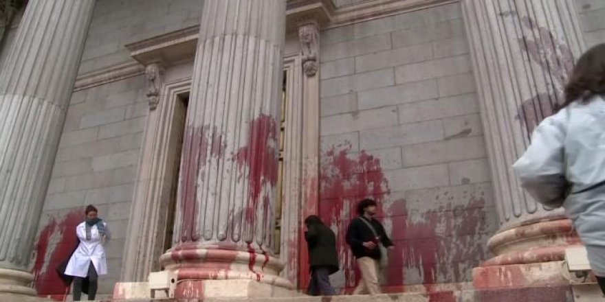 İspanyol meclisi kırmızıya boyandı