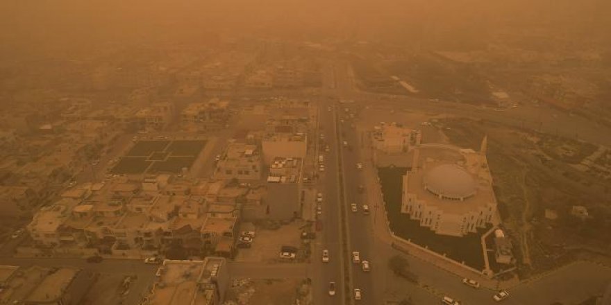 Kerkük'te kum fırtınası elektrik kesintilerine neden oldu