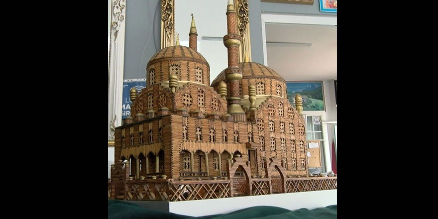 15 bin kibrit çöpünden yaptığı camiye 27 yıldır gözü gibi bakıyor