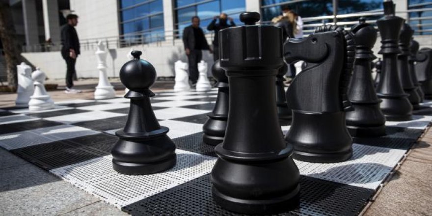 TBMM bahçesine satranç takımı kuruldu
