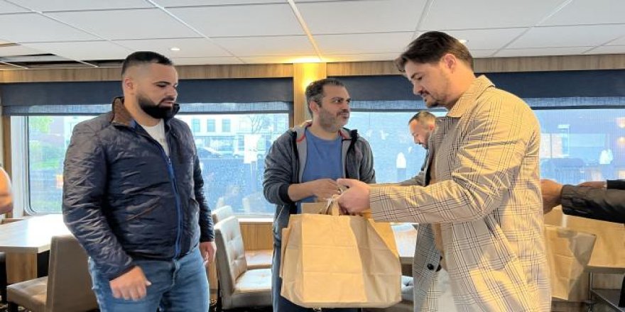 Hollanda'da Müslümanlardan gemide yaşayan mültecilere iftar