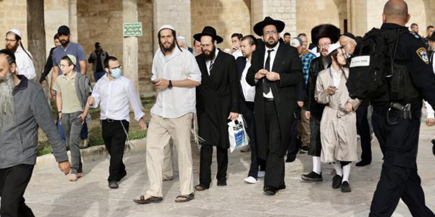 İşgalci polis Filistinlileri dövdü, Fanatik Yahudiler de Mescid-i Aksa'ya baskın yaptı