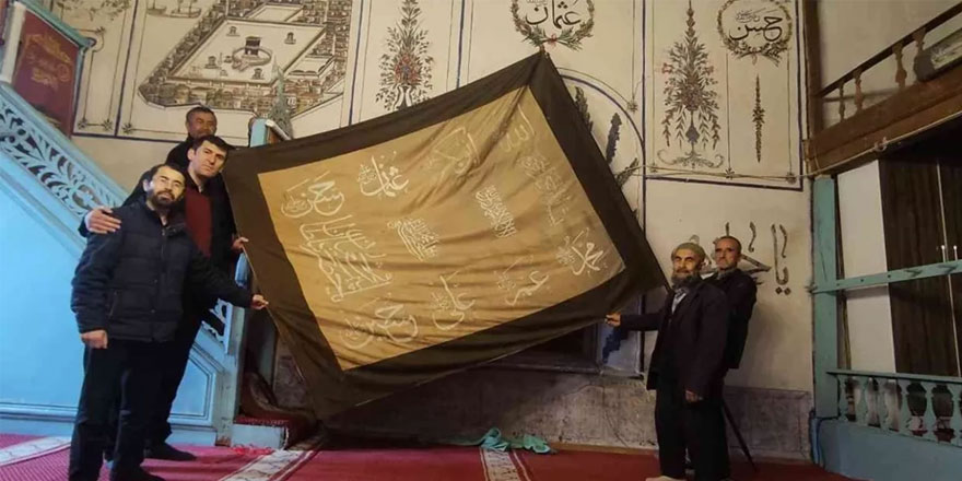 Bursa'da emanet sancağa gözü gibi bakıyorlar