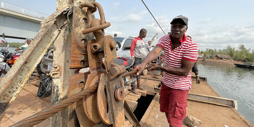 Sierra Leone'de araçların nehirden insan gücüyle geçirildiği sıra dışı taşımacılık