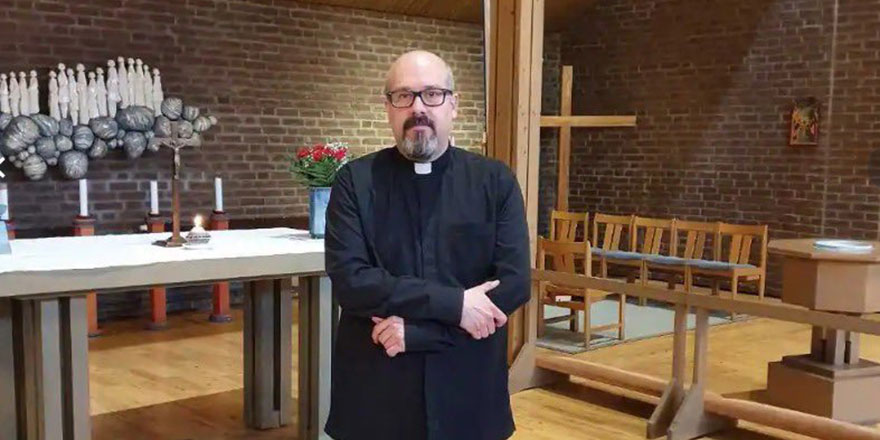 Müslümanlar, Rahip Hollertz'i kahraman ilan etti