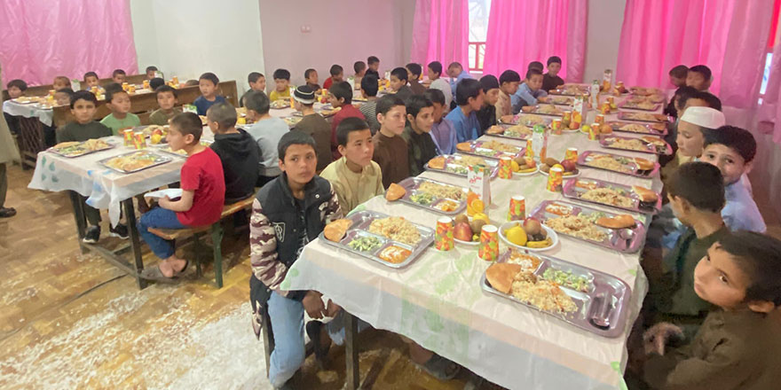 Çare Derneği, Afganistan'daki yetimlere iftar veriyor