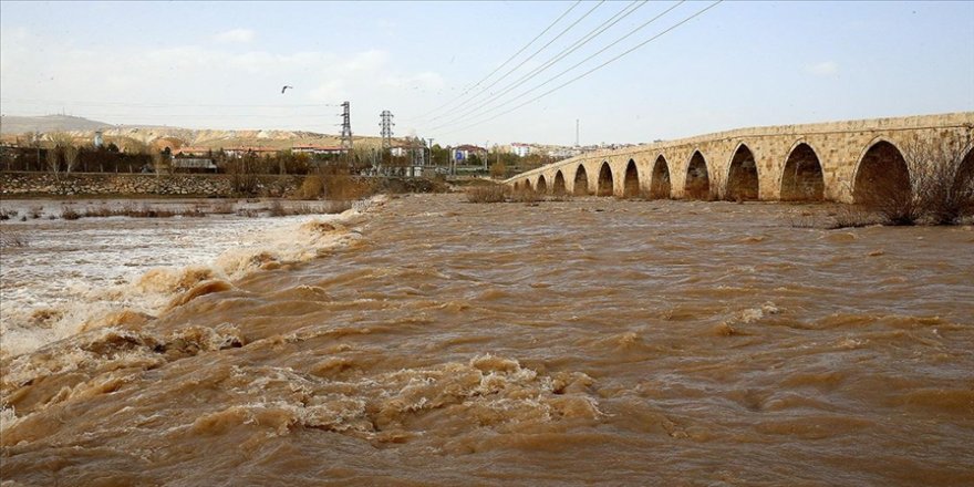 Karlar eriyince Kızılırmak'ı coştu