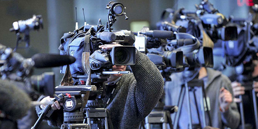 Kur'an yakan siyasetçiye tepki gösteren muhabir işinden uzaklaştırıldı