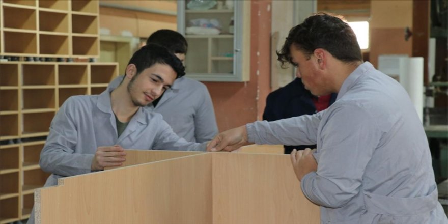 Karabük'te ana sınıflarının mobilyaları meslek liselilerin elinde şekilleniyor
