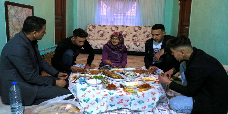 Öğrenciler ziyaret ettikleri yaşlı ve yalnız yaşayanların iftar sofralarını şenlendiriyor
