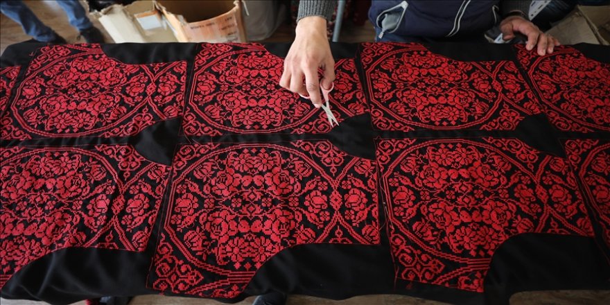 İsrail direnişinin sembollerinden 'Filistin geleneksel elbisesi'ne son yıllarda rağbet arttı