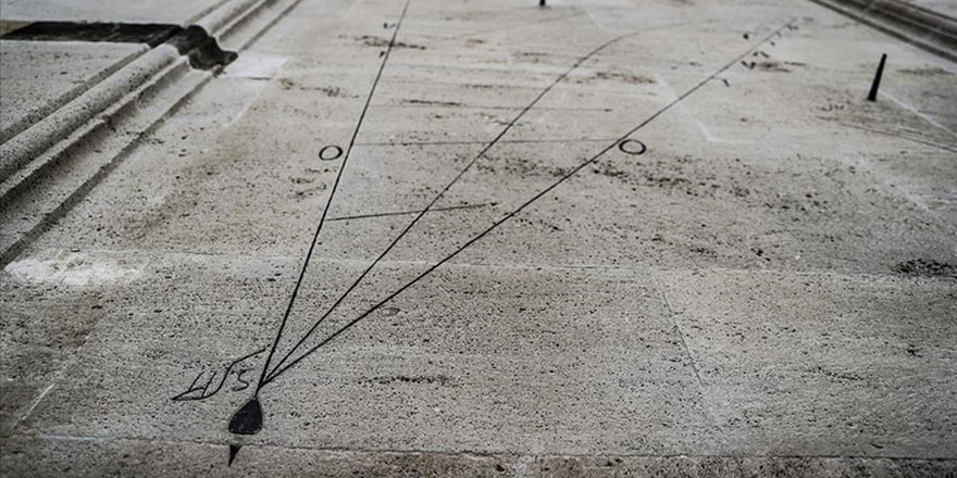 Fatih Camii'ndeki güneş saati 550 yıldır namaz vaktini gösteriyor