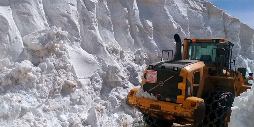 Mayıs ayına günler kaldı! 8 metre karla mücadele ediyorlar