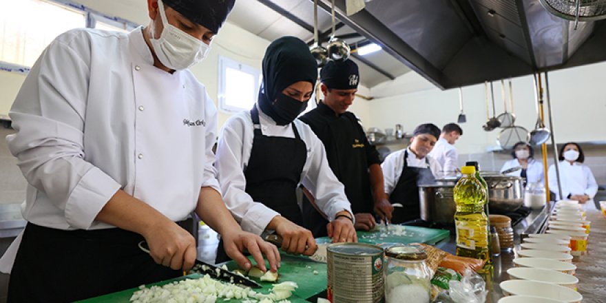 Meslek liseliler ihtiyaç sahiplerinin iftar yemeği için mutfakta