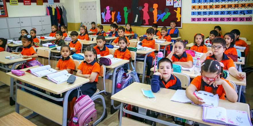 Öğrenciler sınıflara maskesiz girmenin mutluluğunu yaşadı