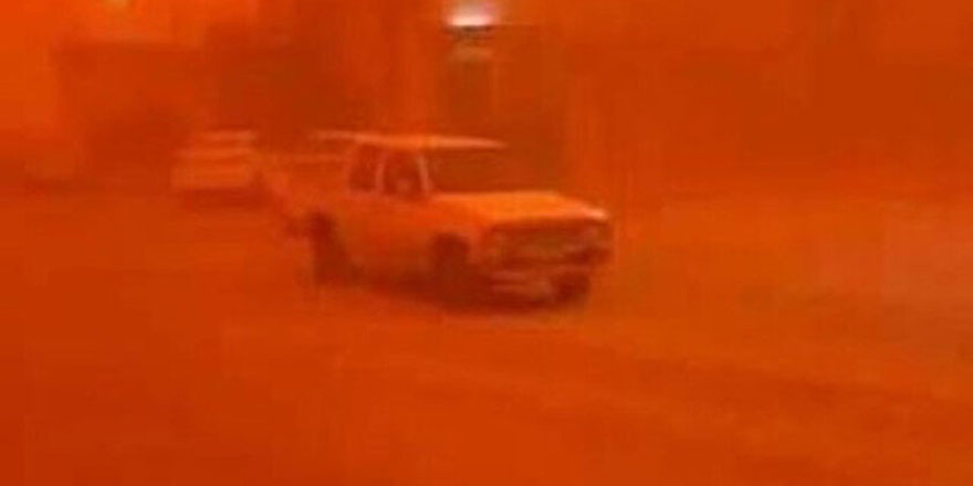 Suudi Arabistan’ın şehrinde gökyüzü turuncuya boyandı