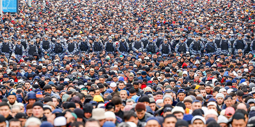 Rusya'dan bayram namazı manzaraları: Camiler yetmedi sokaklar mescid oldu