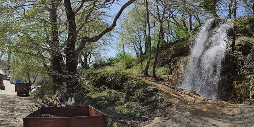 Bu köyün içinde şelale akıyor gören hayran kalıyor