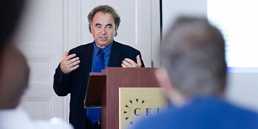 İsveçli profesör: Kur'an yakmak ifade özgürlüğü değildir, evrensel bir suçtur