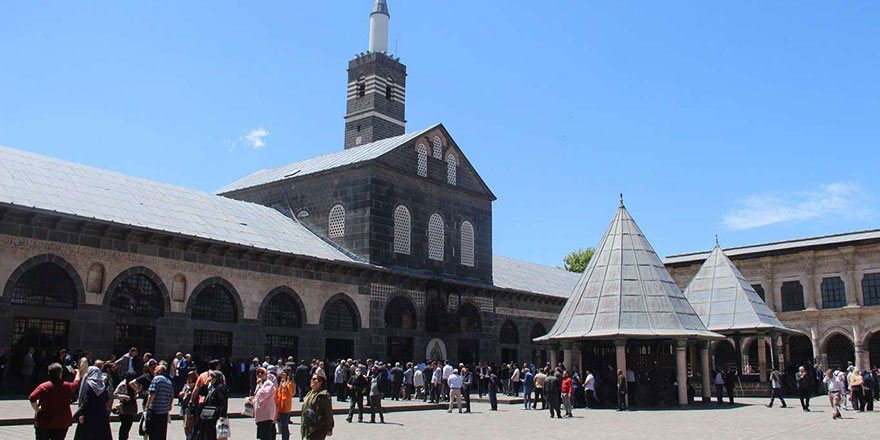 Camilere uygun olmayan kıyafetlerle ziyaret edilmesinin önüne geçilemiyor: İkaz ettiğimizde 'taciz etti' diyorlar!