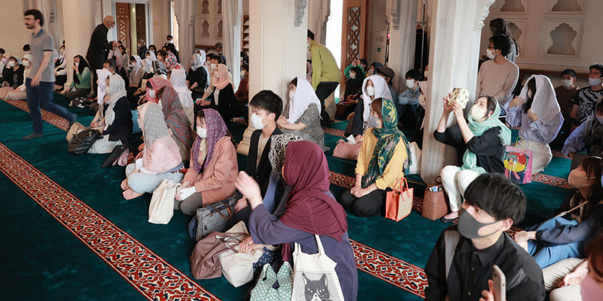 Ayda 10 bin Japon Tokyo Camisi'ni ziyaret edip namazın kılınmasını izliyor