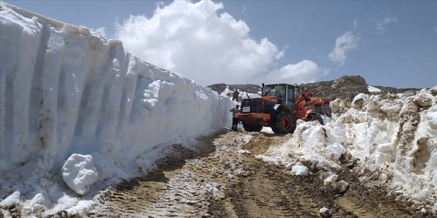 Hakkari'de haziranda kar temizleme çalışması