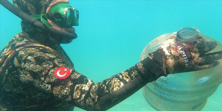 Deniz dibinden ve sahilden kısa sürede 250 kilogram atık toplandı